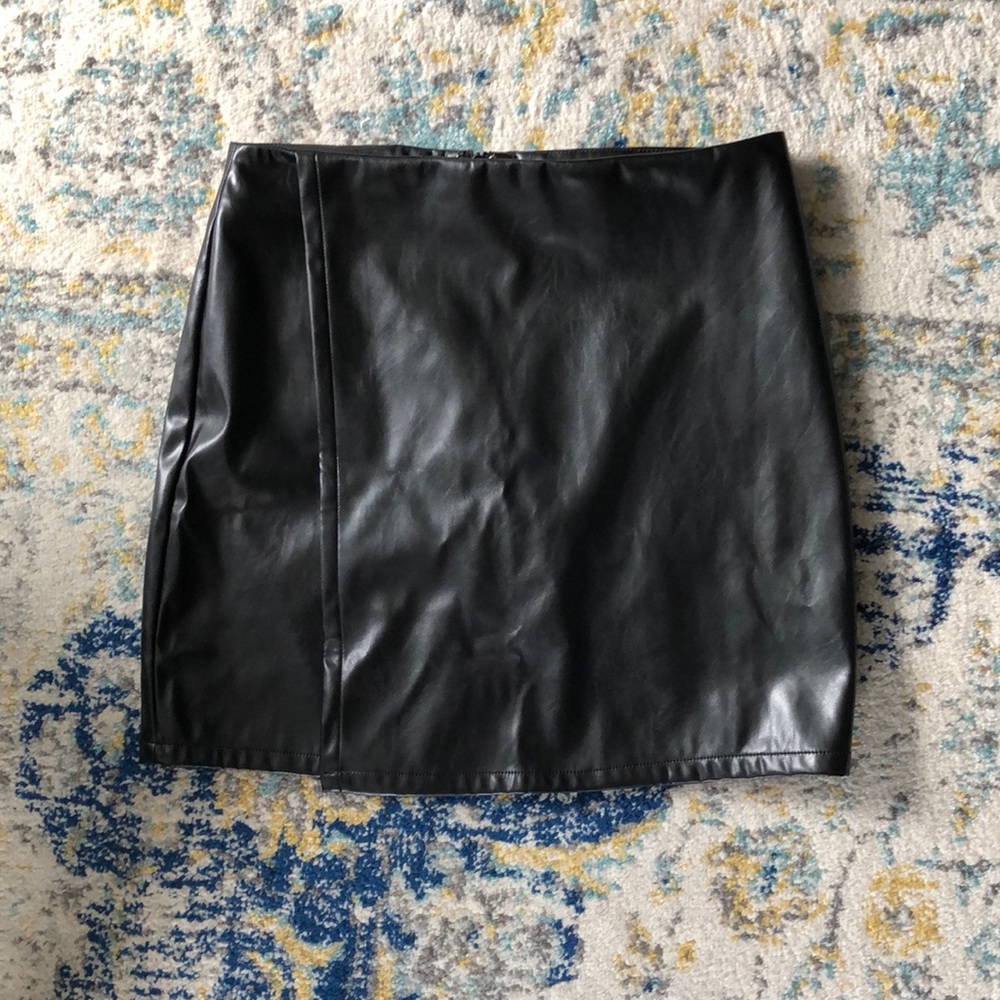 LULU’S mini faux leather skirt